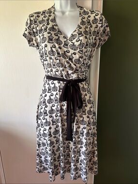 Retrolicious - Vintage Perfume Bottles Dress